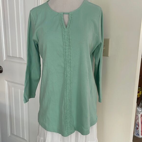 Tops - Mint green 3/4 sleeve top with bubble accent on front size women’s medium